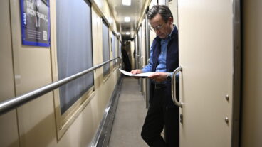 KIEV, UKRAINA 20260223
Statsminister Ulf Kristersson på nattåg mot Ukrainas huvudstaf Kiev under tisdagsmorgonen för att visa Sveriges fortsatta stöd på fyraårsdagen av Rysslands fullskaliga invasion.
Foto: Fredrik Sandberg / TT / Kod 10080