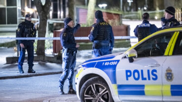 MALMÖ  2026-02-17 
Polis på plats på Rosengård i Malmö på tisdagskvällen efter larm om en explosion. Nationella bombskyddet skall undersöka platsen.
Foto: Johan Nilsson / TT / Kod 50090