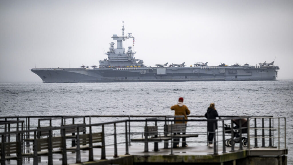 HELSINGBORG 2026-02-25
Det franska hangarfartyget Charles De Gaulle passerar Helsingborg i dimman på onsdagen på sin väg söderut mot Malmö.
Foto: Johan Nilsson / TT / Kod 50090