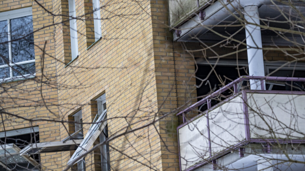 HELSINGBORG 2026-02-09
Polis på plats på Adolfsberg i Helsingborg efter en brand i en lägenhet på måndagen. Enligt initiala uppgifter har en brännbar vätska hällts i brevinkastet. Flera personer fick evakueras via balkongen och har förts till sjukhus för kontroll.
Foto: Johan Nilsson / TT / Kod 50090