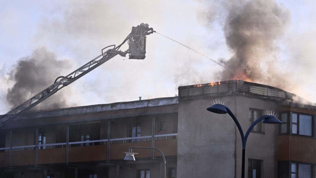 STOCKHOLM, SVERIGE 20260216
Släckningsarbete pågår i en bostad i Kista i västra Stockholm. En person har gripits och en förundersökning om grov mordbrand har inletts.
Foto: Claudio Bresciani / TT / Kod 10090