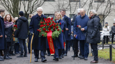 STOCKHOLM, SVERIGE 20260228
Socialdemokraternas tidigare ordförande Ingvar Carlsson och den nuvarande Magdalena Andersson vid kransnedläggning vid Olof Palmes grav på Adolf Fredriks kyrkogård. Till höger syns tidigare ordförande  Göran Persson. dag är det 40 år sen Socialdemokraternas partiordförande och statsminister Olof Palme mördades på öppen gata i Stockholm.
Foto: Fredrik Persson  / TT / Kod 1081