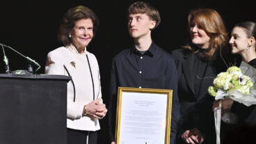 STOCKHOLM, SVERIGE 20260131
Drottning Silvia tar emot priset "Adrianas vingar" för sitt arbete med att stärka barns rätt till trygghet och skydd,  under antivåldsgalan "Det Räcker!",  en nationell samling för ett samhälle utan vapenvåld, på 3Arena under lördagen, som samlar artister, eldsjälar och politiker i kampen mot skjutvapenvåldet.
Foto: Claudio Bresciani / TT / Kod 10090