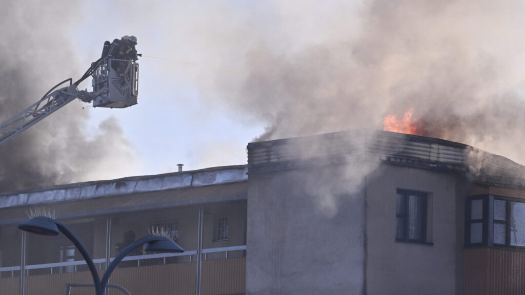 STOCKHOLM, SVERIGE 20260216
Släckningsarbete pågår i en bostad i Kista i västra Stockholm. En person har gripits och en förundersökning om grov mordbrand har inletts.
Foto: Claudio Bresciani / TT / Kod 10090