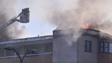 STOCKHOLM, SVERIGE 20260216
Släckningsarbete pågår i en bostad i Kista i västra Stockholm. En person har gripits och en förundersökning om grov mordbrand har inletts.
Foto: Claudio Bresciani / TT / Kod 10090
