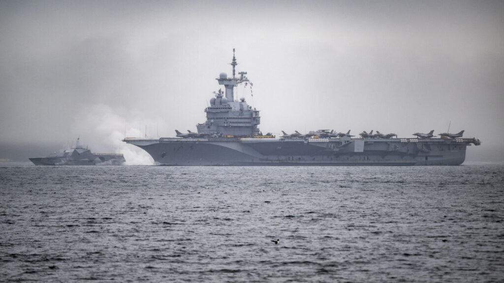 HELSINGBORG 2026-02-25
Det franska hangarfartyget Charles De Gaulle passerar Helsingborg eskorterad av en svensk Visbykorvett i dimman på onsdagen på sin väg söderut mot Malmö.
Foto: Johan Nilsson / TT / Kod 50090