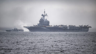 HELSINGBORG 2026-02-25
Det franska hangarfartyget Charles De Gaulle passerar Helsingborg eskorterad av en svensk Visbykorvett i dimman på onsdagen på sin väg söderut mot Malmö.
Foto: Johan Nilsson / TT / Kod 50090