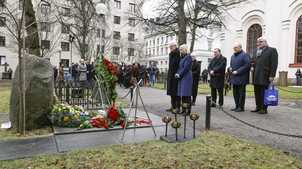 STOCKHOLM, SVERIGE 20260228
Socialdemokraternas tidigare ordförande Ingvar Carlsson och den nuvarande Magdalena Andersson, samt tidigare ordförande Stefan Löfven, Göran Persson och Håkan Juholt vid kransnedläggning vid Olof Palmes grav på Adolf Fredriks kyrkogård. I dag är det 40 år sen Socialdemokraternas tidigare partiordförande och statsminister Olof Palme mördades på öppen gata i Stockholm.
Foto: Fredrik Persson / TT / Kod 1081