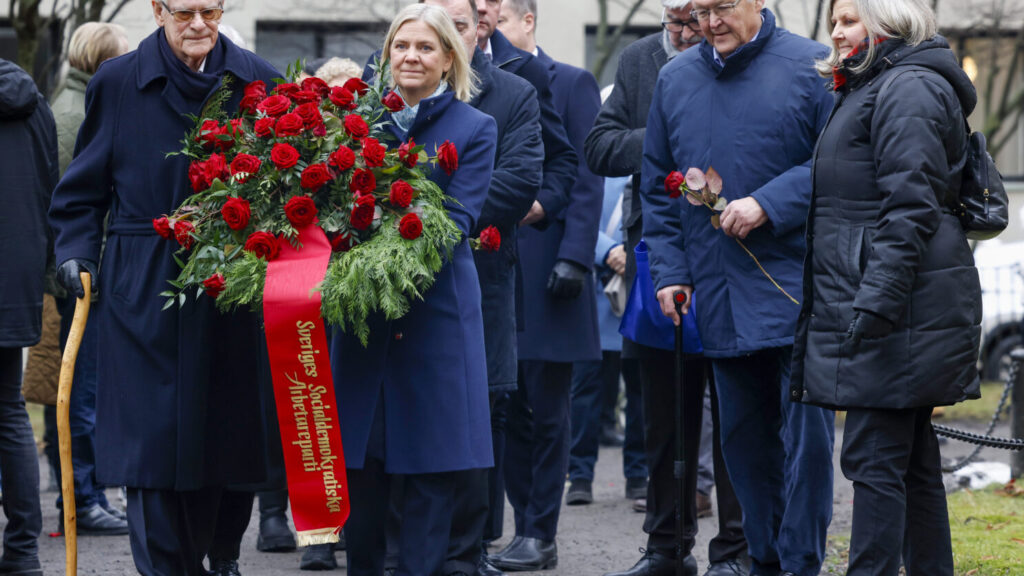 STOCKHOLM, SVERIGE 20260228
Socialdemokraternas tidigare ordförande Ingvar Carlsson och den nuvarande Magdalena Andersson vid kransnedläggning vid Olof Palmes grav på Adolf Fredriks kyrkogård. Till höger syns tidigare ordförande Håkan Juholt och Göran Persson. dag är det 40 år sen Socialdemokraternas partiordförande och statsminister Olof Palme mördades på öppen gata i Stockholm.
Foto: Fredrik Persson / TT / Kod 1081