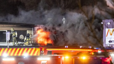 MALMÖ  2026-02-07  
Polis och räddningstjänst på plats vid en brand verkstad på Elisedal i Malmö på lördagskvällen. Rökutvecklingen gör att bilister på den närliggande E65 varnas för dålig sikt.
Foto: Johan Nilsson / TT / Kod 50090