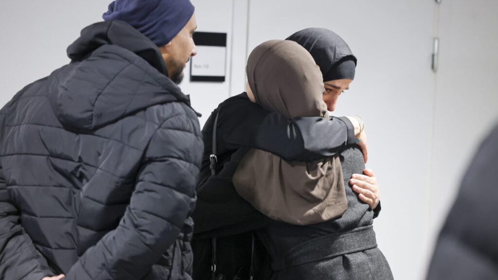 STOCKHOLM, SVERIGE 20260218
Föräldrarna Aiman Ahmad och Sanabel Ahmad vid rättegången efter trippelmordet i Uppsala i april 2025 inleds i Attunda tingsrätt
Foto: Pär Bäckström / TT / Kod 11900