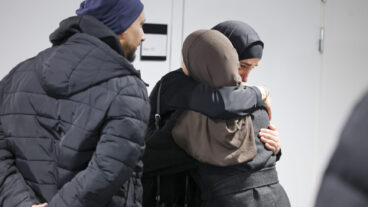 STOCKHOLM, SVERIGE 20260218
Föräldrarna  Aiman Ahmad och Sanabel Ahmad vid rättegången efter trippelmordet i Uppsala i april 2025 inleds i Attunda tingsrätt
Foto: Pär Bäckström / TT / Kod 11900