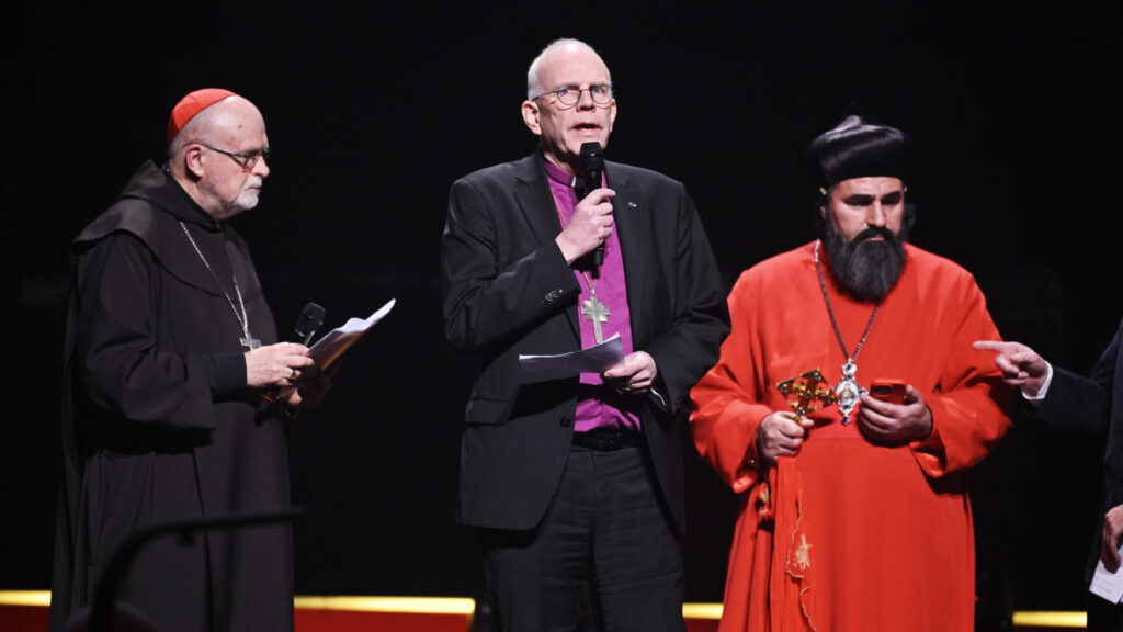 STOCKHOLM, SVERIGE 20260131
Kardinal Anders Arborelius, Ärkebiskop Martin Modéus och Ärkebiskop syrisk-ortodoxa kyrkan Benjamin Atas vid en minnesstund efter antivåldsgalan "Det Räcker!", en nationell samling för ett samhälle utan vapenvåld, på 3Arena under lördagen.
Foto: Claudio Bresciani / TT / Kod 10090