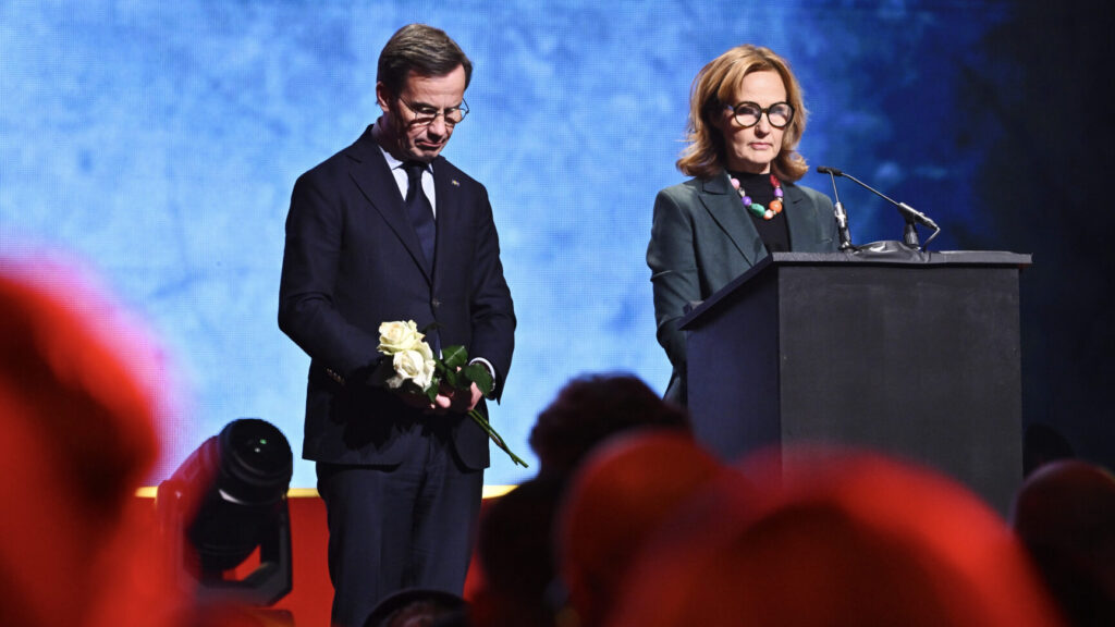 STOCKHOLM, SVERIGE 20260131
Statsminister Ulf Kristersson (M) och Barnombudsman Juno Blom under antivåldsgalan "Det Räcker!", en nationell samling för ett samhälle utan vapenvåld, på 3Arena under lördagen, som samlar artister, eldsjälar och politiker i kampen mot skjutvapenvåldet.
Foto: Claudio Bresciani / TT / Kod 10090