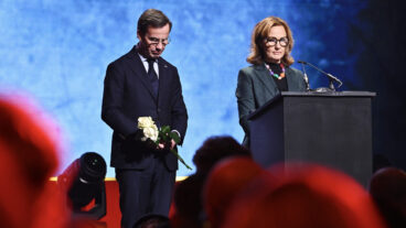 STOCKHOLM, SVERIGE 20260131
Statsminister Ulf Kristersson (M) och Barnombudsman Juno Blom under antivåldsgalan "Det Räcker!",  en nationell samling för ett samhälle utan vapenvåld, på 3Arena under lördagen, som samlar artister, eldsjälar och politiker i kampen mot skjutvapenvåldet.
Foto: Claudio Bresciani / TT / Kod 10090