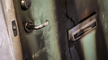 HELSINGBORG 2026-02-09
Polis på plats på Adolfsberg i Helsingborg efter en brand i en lägenhet på måndagen. Enligt initiala uppgifter har en brännbar vätska hällts i brevinkastet. Flera personer fick evakueras via balkongen och har förts till sjukhus för kontroll.
Foto: Johan Nilsson / TT / Kod 50090