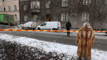 OBS! REGISTRERINGSSKYLTEN EJ PIXLAD.
STOCKHOLM, SVERIGE 20260204
Container föll från lyftkran – bil krossad. Tung last har fallit från översta våningen på Östermalm i centrala Stockholm och demolerat förarhytten på en skåpbil på gatan, skriver polisen på sin sajt.
Foto: Pär Bäckström / TT / Kod 11900