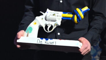 STOCKHOLM, SVERIGE 20260131
Statsminister Ulf Kristersson (M) tilldelas ett diplom och en knuten revolver med en uppmaning om att skapa ett tryggt Sverige, under antivåldsgalan "Det Räcker!",  en nationell samling för ett samhälle utan vapenvåld, på 3Arena under lördagen.
Foto: Claudio Bresciani / TT / Kod 10090