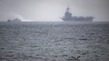 HELSINGBORG 2026-02-25
Det franska hangarfartyget Charles De Gaulle passerar Helsingborg eskorterad av en svensk Visbykorvett i dimman på tisdagen på sin väg söderut mot Malmö.
Foto: Johan Nilsson / TT / Kod 50090