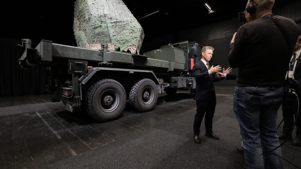 GÖTEBORG, SVERIGE 20260203
Försvarsminister Pål Jonson presenterar en gemensam nyhet med Danmarks försvarsminister Troels Lund Poulsen och Bofors vd Lena Gillström om att Sverige och Danmark går ihop och köper luftvärn till Ukraina för 2,6 miljarder kronor under en pressträff i Göteborg på tisdagen.
Foto: Björn Larsson Rosvall / TT / Kod 9200
