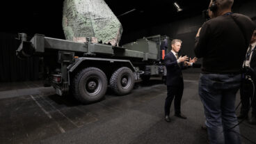 GÖTEBORG, SVERIGE 20260203
Försvarsminister Pål Jonson presenterar en gemensam nyhet med Danmarks försvarsminister Troels Lund Poulsen och Bofors vd Lena Gillström om att Sverige och Danmark går ihop och köper luftvärn till Ukraina för 2,6 miljarder kronor under en pressträff i Göteborg på tisdagen.
Foto: Björn Larsson Rosvall / TT / Kod 9200