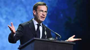 STOCKHOLM, SVERIGE 20260131
Statsminister Ulf Kristersson (M) tilldelas ett diplom och en knuten revolver med en uppmaning om att skapa ett tryggt Sverige, under antivåldsgalan "Det Räcker!",  en nationell samling för ett samhälle utan vapenvåld, på 3Arena under lördagen.
Foto: Claudio Bresciani / TT / Kod 10090