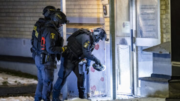 MALMÖ  2026-02-17 
Polis och bombtekniker på plats på Rosengård i Malmö på tisdagskvällen efter larm om en explosion. Nationella bombskyddet skall undersöka platsen.
Foto: Johan Nilsson / TT / Kod 50090