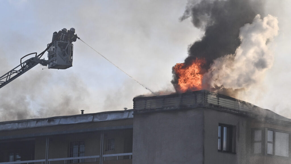 STOCKHOLM, SVERIGE 20260216
Släckningsarbete pågår i en bostad i Kista i västra Stockholm. En person har gripits och en förundersökning om grov mordbrand har inletts.
Foto: Claudio Bresciani / TT / Kod 10090