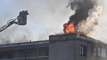 STOCKHOLM, SVERIGE 20260216
Släckningsarbete pågår i en bostad i Kista i västra Stockholm. En person har gripits och en förundersökning om grov mordbrand har inletts.
Foto: Claudio Bresciani / TT / Kod 10090