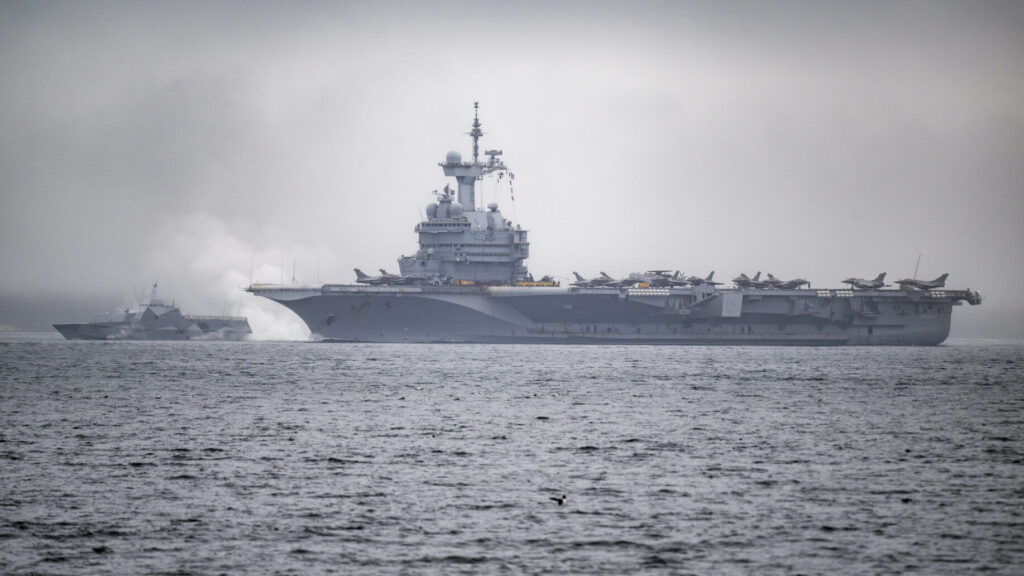 HELSINGBORG 2026-02-25
Det franska hangarfartyget Charles De Gaulle passerar Helsingborg eskorterad av en svensk Visbykorvett i dimman på onsdagen på sin väg söderut mot Malmö.
Foto: Johan Nilsson / TT / Kod 50090