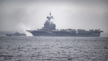 HELSINGBORG 2026-02-25
Det franska hangarfartyget Charles De Gaulle passerar Helsingborg eskorterad av en svensk Visbykorvett i dimman på onsdagen på sin väg söderut mot Malmö.
Foto: Johan Nilsson / TT / Kod 50090