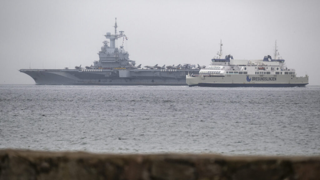 HELSINGBORG 2026-02-25
Det franska hangarfartyget Charles De Gaulle och Öresundslinjens färja Hamlet då hon passerar Helsingborg i dimman på onsdagen på sin väg söderut mot Malmö.
Foto: Johan Nilsson / TT / Kod 50090