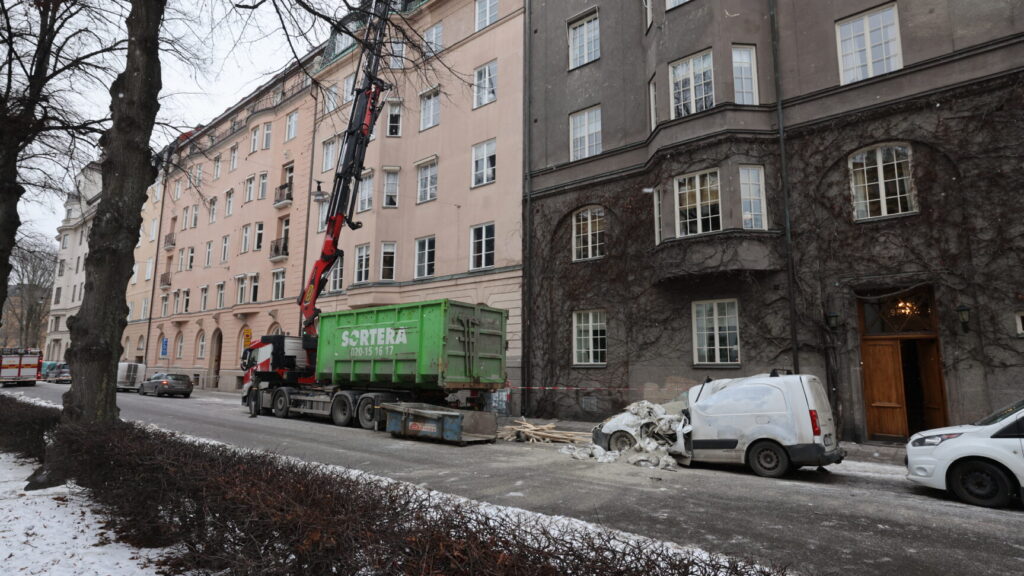 OBS! REGISTRERINGSSKYLTEN EJ PIXLAD.
STOCKHOLM, SVERIGE 20260204
Container föll från lyftkran – bil krossad. Tung last har fallit från översta våningen på Östermalm i centrala Stockholm och demolerat förarhytten på en skåpbil på gatan, skriver polisen på sin sajt.
Foto: Pär Bäckström / TT / Kod 11900