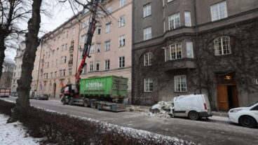 OBS! REGISTRERINGSSKYLTEN EJ PIXLAD.
STOCKHOLM, SVERIGE 20260204
Container föll från lyftkran – bil krossad. Tung last har fallit från översta våningen på Östermalm i centrala Stockholm och demolerat förarhytten på en skåpbil på gatan, skriver polisen på sin sajt.
Foto: Pär Bäckström / TT / Kod 11900