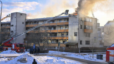 STOCKHOLM, SVERIGE 20260216
Släckningsarbete pågår i en bostad i Kista i västra Stockholm. En person har gripits och en förundersökning om grov mordbrand har inletts.
Foto: Claudio Bresciani / TT / Kod 10090