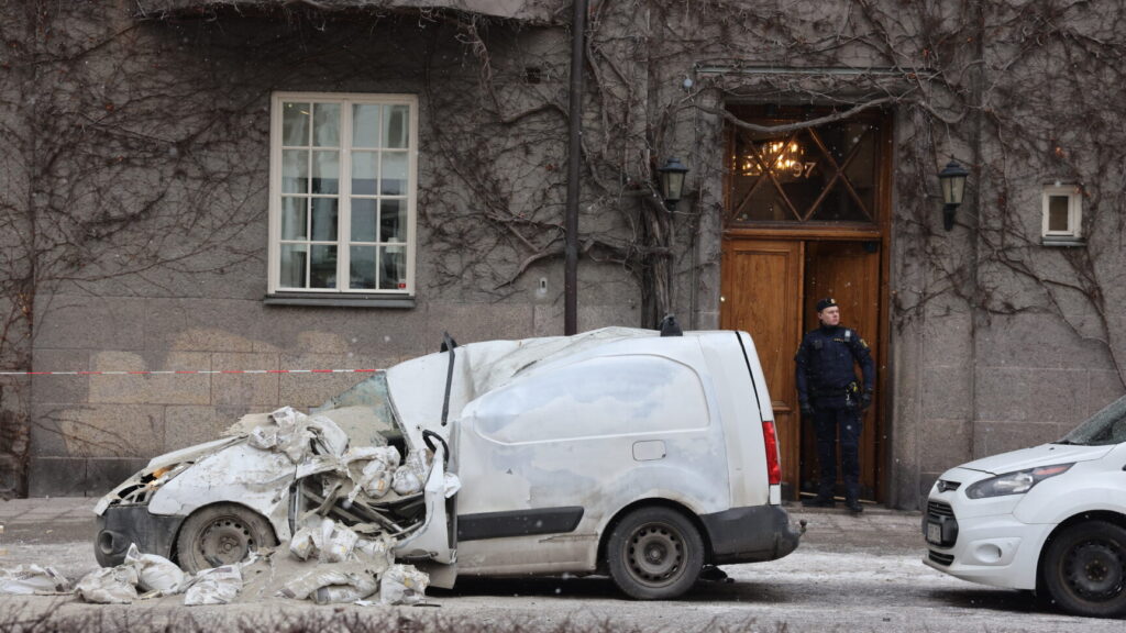 STOCKHOLM, SVERIGE 20260204
Container föll från lyftkran – bil krossad. Tung last har fallit från översta våningen på Östermalm i centrala Stockholm och demolerat förarhytten på en skåpbil på gatan, skriver polisen på sin sajt.
Foto: Pär Bäckström / TT / Kod 11900