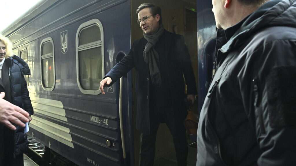 KIEV, UKRAINA 20260224
Statsminister Ulf Kristersson hälsas välkommen av Ukrainas utrikesminister Andrij Sybiha på Centralstationen i Kiev. Statsministern anlände med nattåg under tisdagsmorgonen för att visa Sveriges fortsatta stöd på fyraårsdagen av Rysslands fullskaliga invasion.
Foto: Fredrik Sandberg / TT / Kod 10080