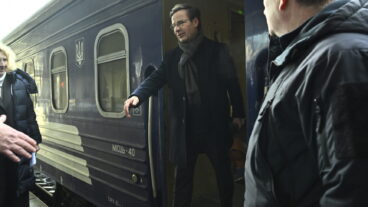 KIEV, UKRAINA 20260224
Statsminister Ulf Kristersson hälsas välkommen av Ukrainas utrikesminister Andrij Sybiha på Centralstationen i Kiev. Statsministern anlände med nattåg under tisdagsmorgonen för att visa Sveriges fortsatta stöd på fyraårsdagen av Rysslands fullskaliga invasion.
Foto: Fredrik Sandberg / TT / Kod 10080