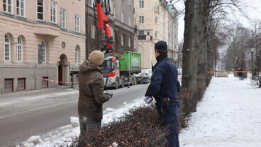 STOCKHOLM, SVERIGE 20260204
Container föll från lyftkran – bil krossad. Tung last har fallit från översta våningen på Östermalm i centrala Stockholm och demolerat förarhytten på en skåpbil på gatan, skriver polisen på sin sajt.
Foto: Pär Bäckström / TT / Kod 11900