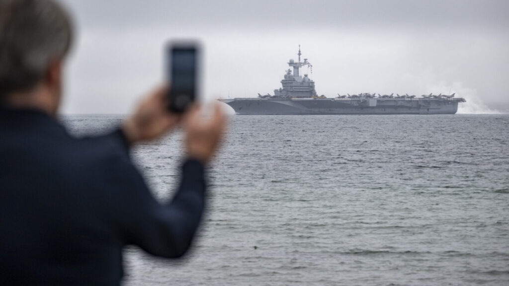 HELSINGBORG 2026-02-25
Det franska hangarfartyget Charles De Gaulle passerar Helsingborg eskorterad av en svensk Visbykorvett i dimman på onsdagen på sin väg söderut mot Malmö.
Foto: Johan Nilsson / TT / Kod 50090