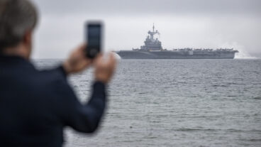 HELSINGBORG 2026-02-25
Det franska hangarfartyget Charles De Gaulle passerar Helsingborg eskorterad av en svensk Visbykorvett i dimman på onsdagen på sin väg söderut mot Malmö.
Foto: Johan Nilsson / TT / Kod 50090
