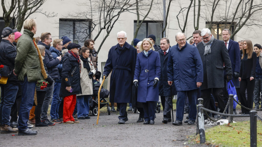 STOCKHOLM, SVERIGE 20260228
Socialdemokraternas partiledare Magdalena Andersson med tidigare partiordförande Ingvar Carlsson, Stefan Löfven Göran Persson och Håkan Juholt på väg till kransnedläggning vid Olof Palmes grav på Adolf Fredriks kyrkogård. I dag är det 40 år sen Socialdemokraternas partiordförande och statsminister Olof Palme mördades på öppen gata i Stockholm.
Foto: Fredrik Persson / TT / Kod 1081