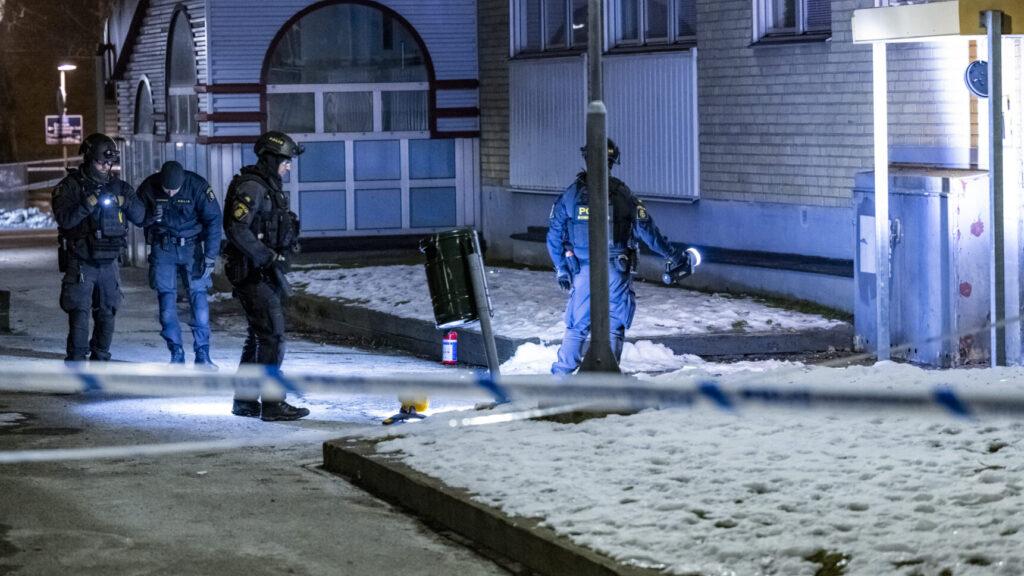 MALMÖ 2026-02-17
Polis och bombtekniker på plats på Rosengård i Malmö på tisdagskvällen efter larm om en explosion.
Foto: Johan Nilsson / TT / Kod 50090