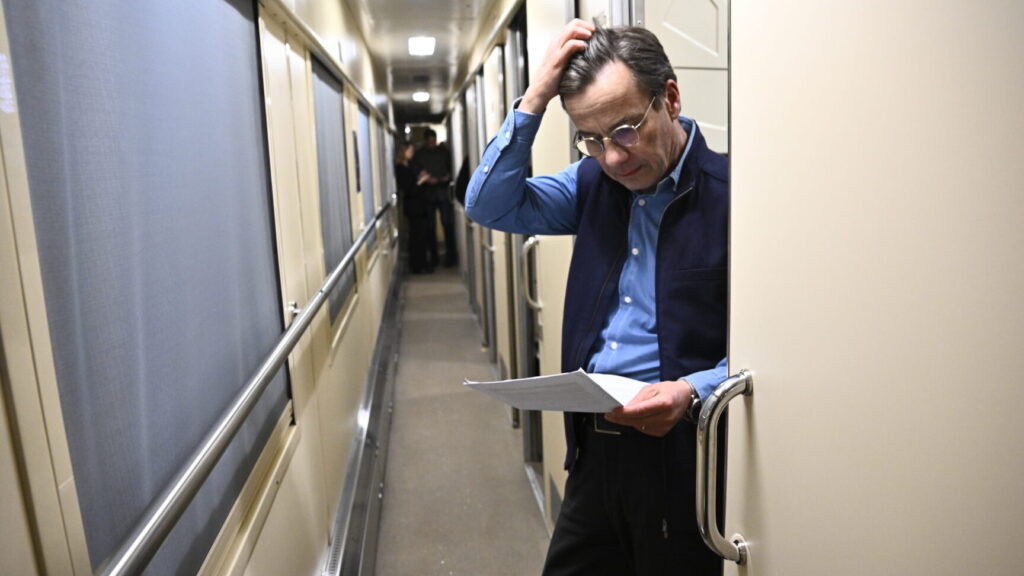 KIEV, UKRAINA 20260223
Statsminister Ulf Kristersson på nattåg mot Ukrainas huvudstaf Kiev under tisdagsmorgonen för att visa Sveriges fortsatta stöd på fyraårsdagen av Rysslands fullskaliga invasion.
Foto: Fredrik Sandberg / TT / Kod 10080