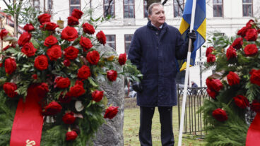 STOCKHOLM, SVERIGE 20260228
Socialdemokraternas tidigare ordförande Stefan Löfven vid Olof Palmes grav på Adolf Fredriks kyrkogård. I dag är det 40 år sen Socialdemokraternas tidigare partiordförande och statsminister Olof Palme mördades på öppen gata i Stockholm.
Foto: Fredrik Persson  / TT / Kod 1081