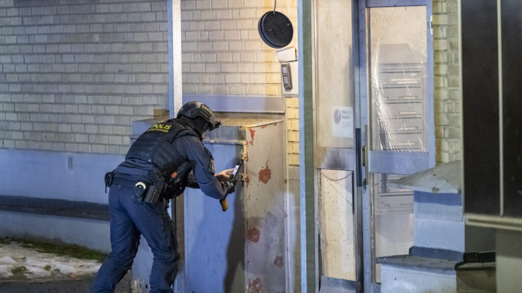 MALMÖ 2026-02-17
Polis och bombtekniker på plats på Rosengård i Malmö på tisdagskvällen efter larm om en explosion.
Foto: Johan Nilsson / TT / Kod 50090