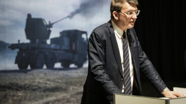 GÖTEBORG, SVERIGE 20260203
Danmarks försvarsminister Troels Lund Poulsen, Sveriges försvarsminister Pål Jonson och Bofors vd Lena Gillström presenterar en gemensam nyhet om att Sverige och Danmark går ihop och köper luftvärn till Ukraina för 2,6 miljarder kronor under en pressträff i Göteborg på tisdagen.
Foto: Björn Larsson Rosvall / TT / Kod 9200