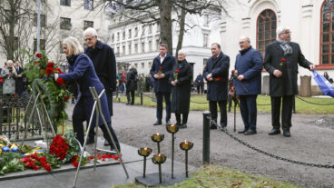 STOCKHOLM, SVERIGE 20260228
Socialdemokraternas tidigare ordförande Ingvar Carlsson och den nuvarande Magdalena Andersson lägger ned en krans vid Olof Palmes grav på Adolf Fredriks kyrkogård. Partisekreterare Tobias Baudin samt tidigare partiordförande Mona Sahlin, Stefan Löfven, Göran Persson och Håkan Juholt närvarade också. I dag är det 40 år sen Socialdemokraternas tidigare partiordförande och statsminister Olof Palme mördades på öppen gata i Stockholm.
Foto: Fredrik Persson  / TT / Kod 1081