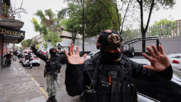 أعمال عنف في المكسيك بعد مقتل زعيم كارتيل مخدرات (AP Photo/Ginette Riquelme)