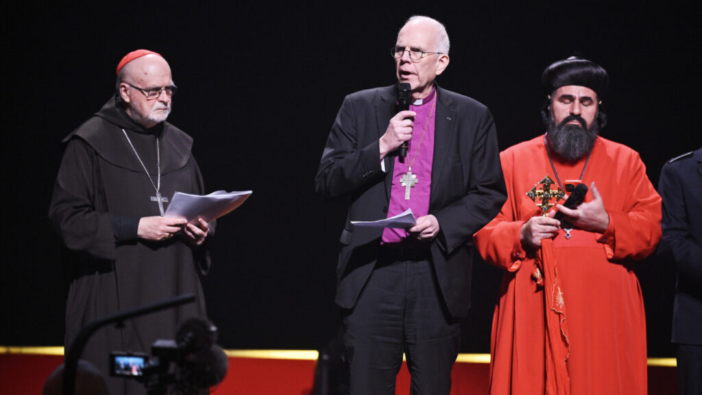 STOCKHOLM, SVERIGE 20260131
Kardinal Anders Arborelius, Ärkebiskop Martin Modéus och Ärkebiskop syrisk-ortodoxa kyrkan Benjamin Atas vid en minnesstund efter antivåldsgalan "Det Räcker!", en nationell samling för ett samhälle utan vapenvåld, på 3Arena under lördagen.
Foto: Claudio Bresciani / TT / Kod 10090